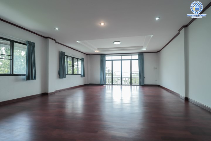 *****อาคารพาณิชย์มือสอง 5 ชั้น ซอยสวนผัก2 หลังมุม พร้อมฟังก์ชัน 4 ห้องนอน 3 ห้องน้ำ ตกแต่งพื้น ฝ้า ชุดบันได ด้วยไม้มะค่า และประดู่ ทุกชั้น จะอยู่อาศัยหรือปรับเปลี่ยนเป็น Home Office ได้ทุกรูปแบบ พร้อมพื้นที่ใช้สอยมากถึง 480 ตร.ม. แถมฟรี !! เครื่องปรับอากาศ 3 เครื่อง บนทำเลเชื่อมต่อถนนตลิ่งชัน, ถนนบรมราชชนนี และถนนราชพฤกษ์ ใกล้จุดขึ้นทางด่วน "บรมราชชนนี"